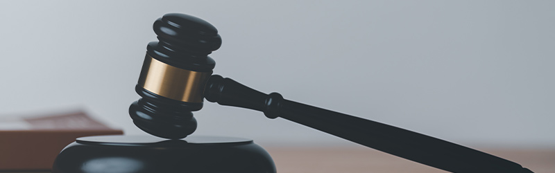 Ciocan de judecător simbolizând justiția și aplicarea legii